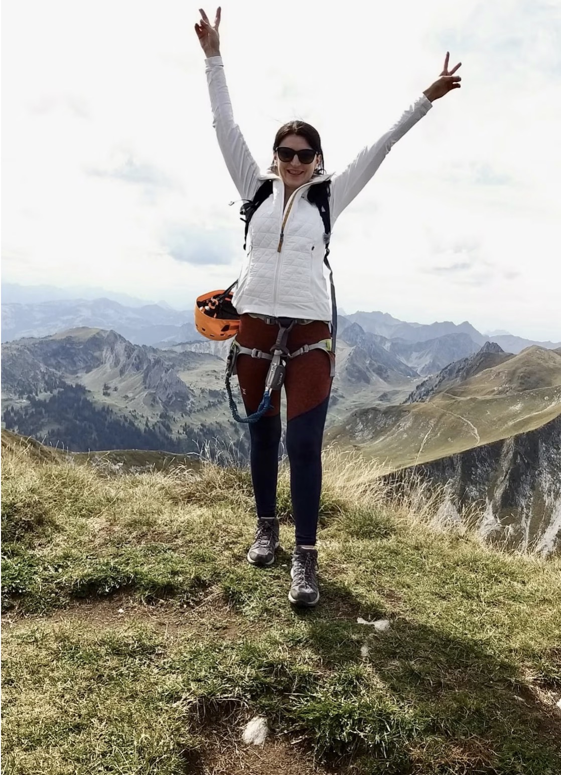 Mariana auf einem Berggipfel im Berner Oberland
