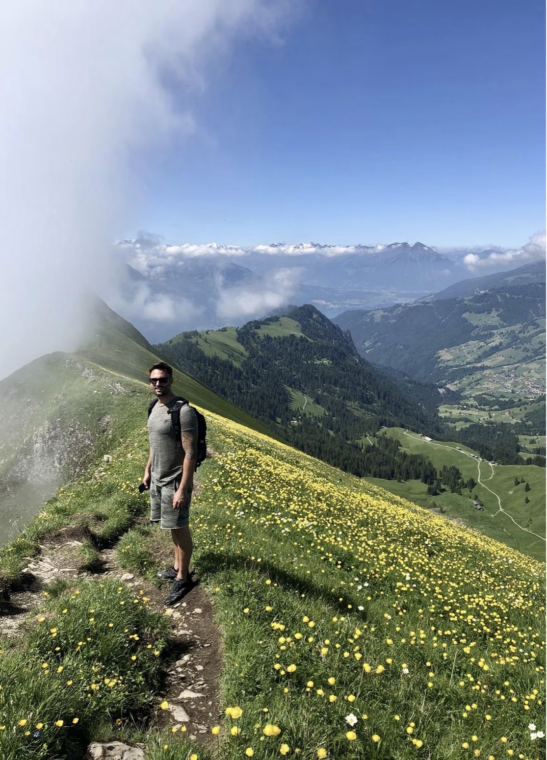 Ronny auf einem Alpenwanderweg mit Blick über die Region
